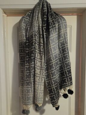 Gray Patterned Tassel Scarf